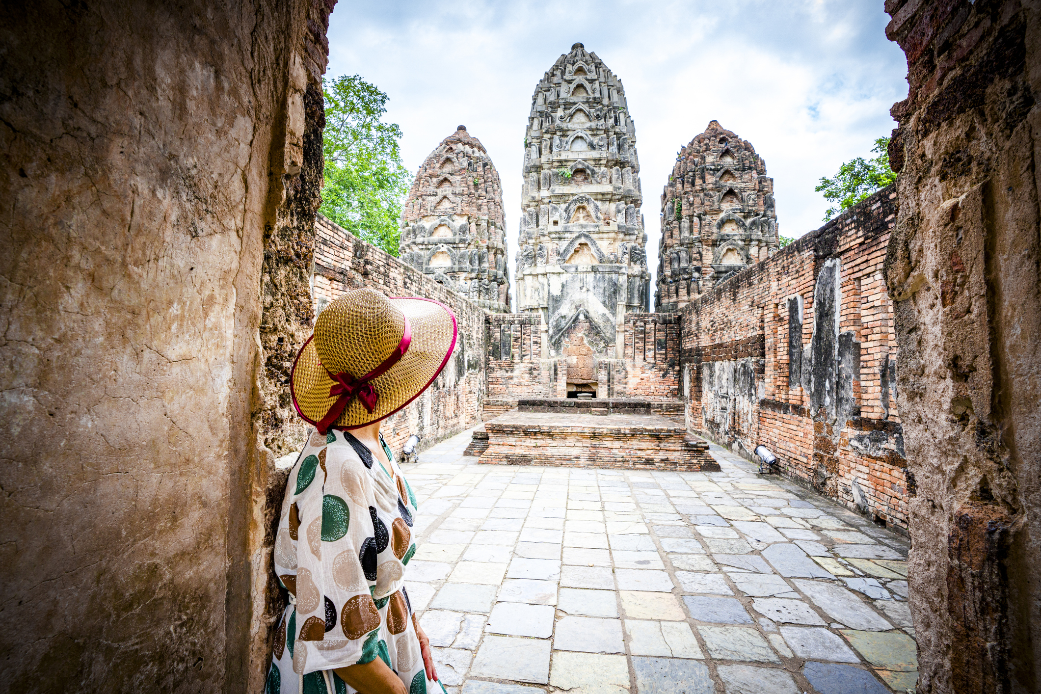 Vrouw kijkt bewonderend naar tempel in Thailand