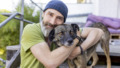 Man met hond in de lente