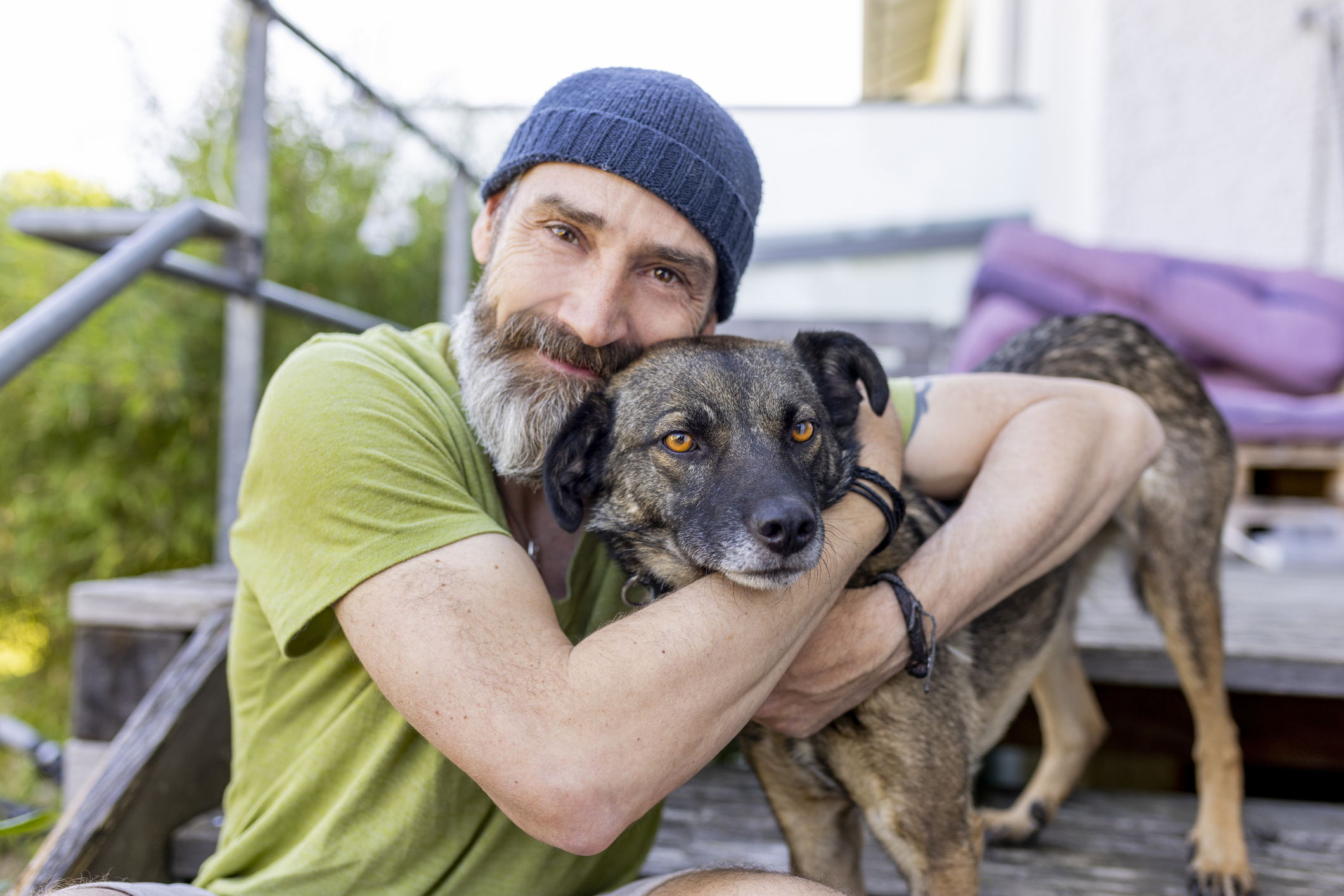 Man met hond in de lente