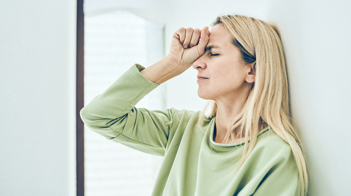 vrouw heeft last van hoofd