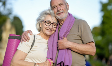 Man en vrouw doen samen aan hardlopen, poseren met handdoek