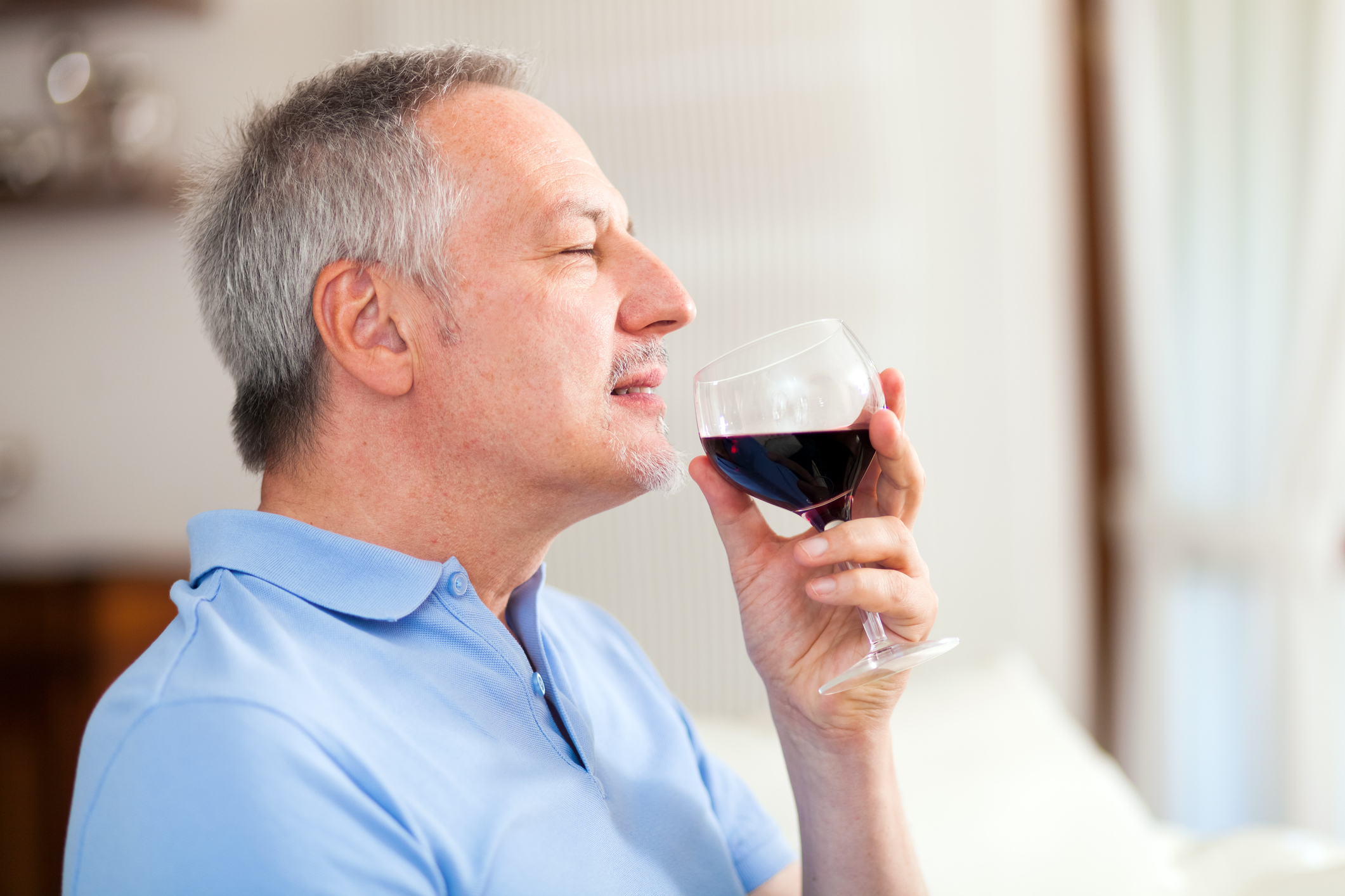 Wijn drinken, sommelier, ruiken aan de wijn