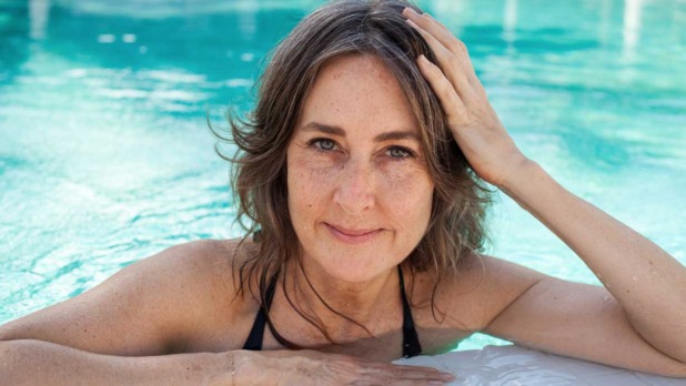 Vrouw in zwembad