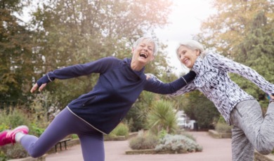 Twee fitte oudere vrouwen trainen in het park