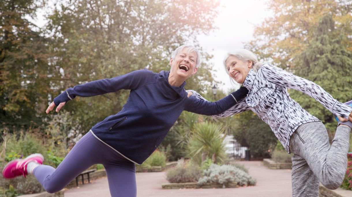 Twee fitte oudere vrouwen trainen in het park