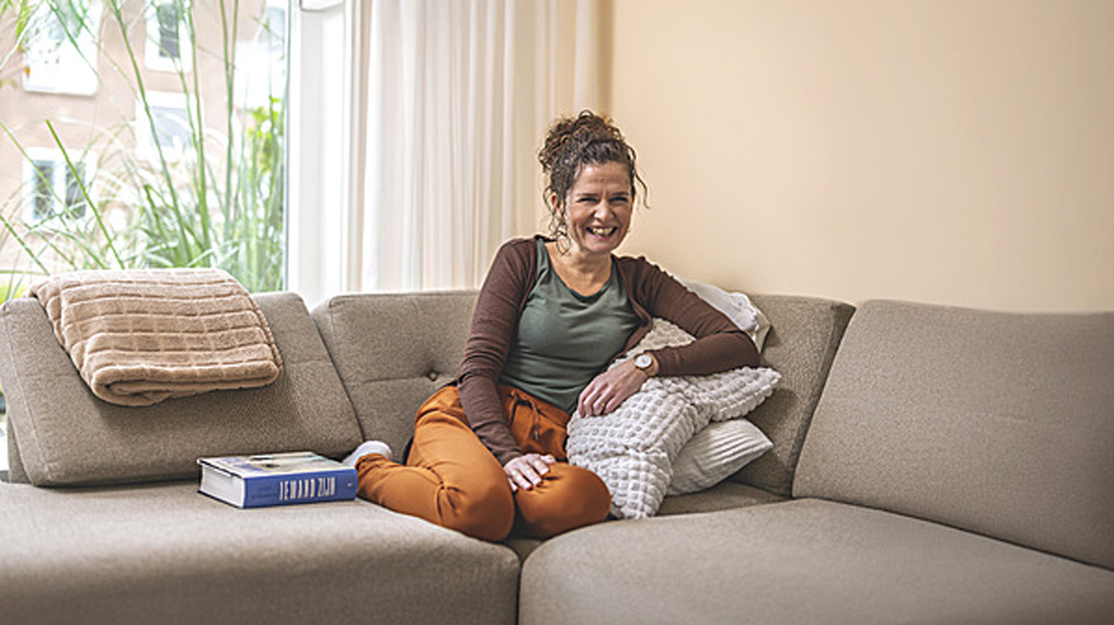 Ruth zit op bank ik haar woonkamer