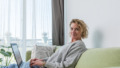 vrouw op de bank in appartement
