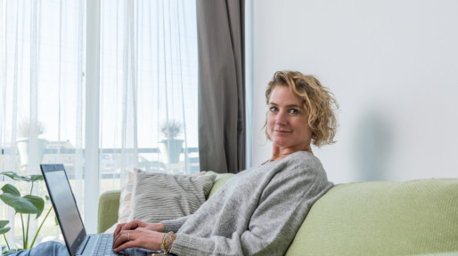 vrouw op de bank in appartement