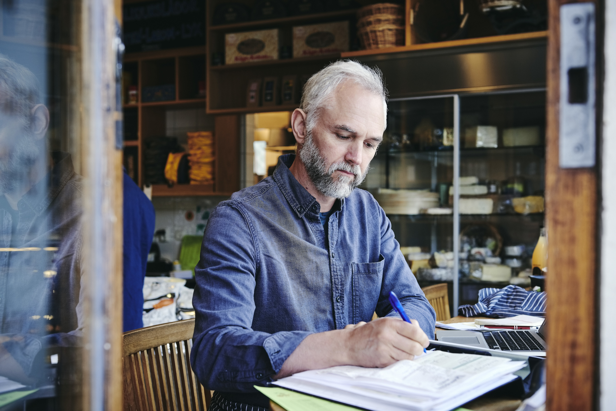 Man is bezig met schrijven in zijn workshop