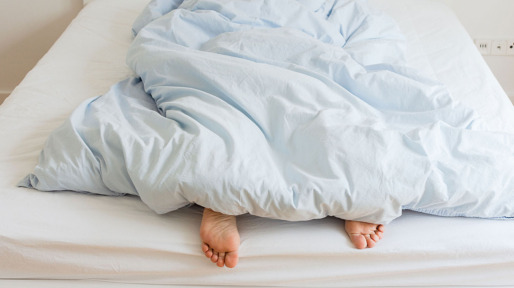 Voeten van vrouwen in bed