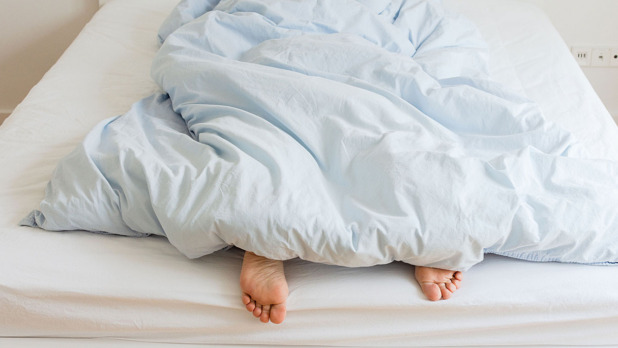 Voeten van vrouwen in bed