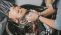 haar wordt gewassen bij vrouw