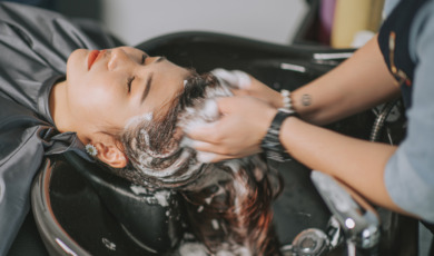 haar wordt gewassen bij vrouw