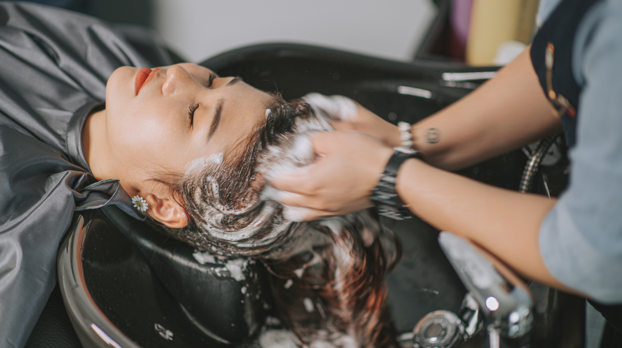 haar wordt gewassen bij vrouw