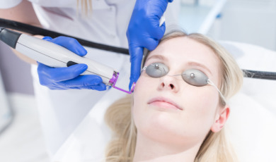 vrouw krijgt laserbehandeling