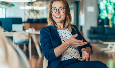 Secretaresse in gesprek met leidinggevende