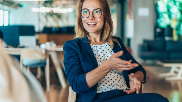 Secretaresse in gesprek met leidinggevende