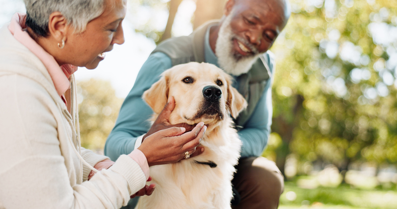 Echtpaar met hond in de tuin