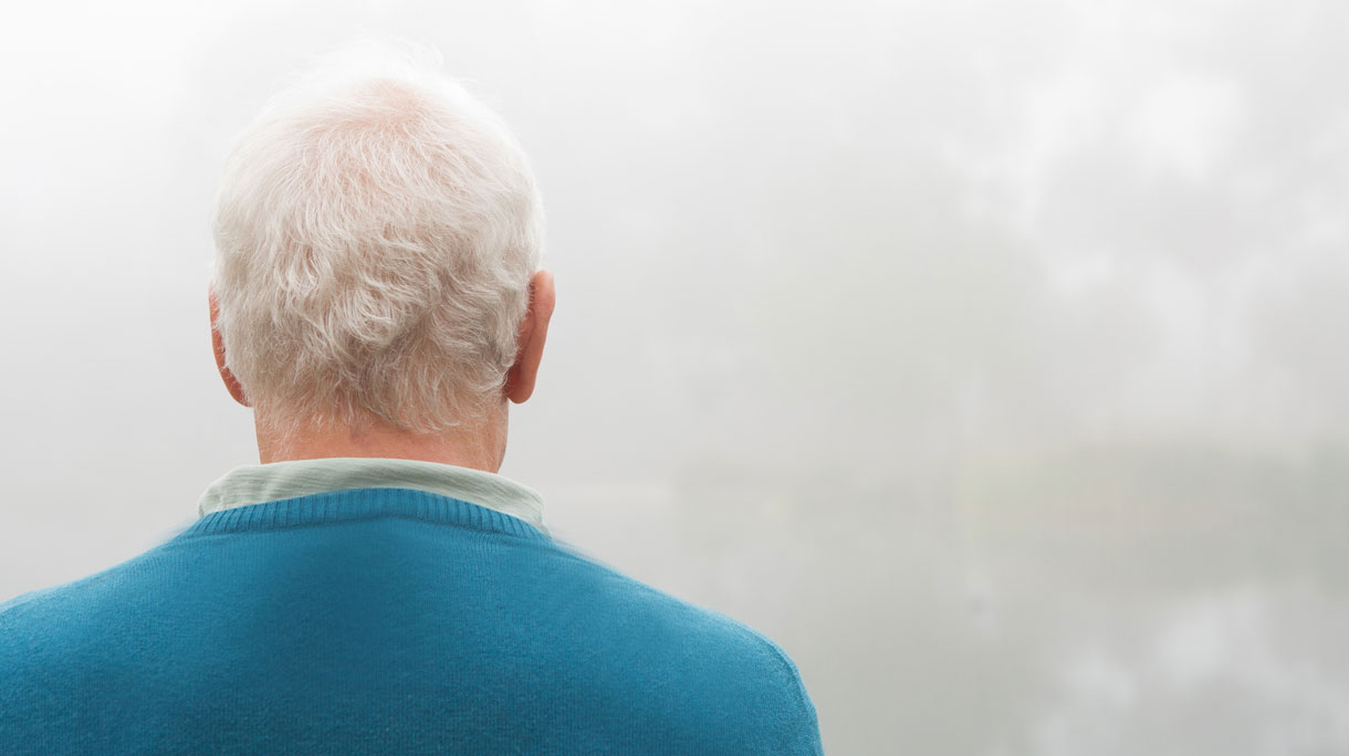 Man met zijn hoofd in de mist - last van hersenmist