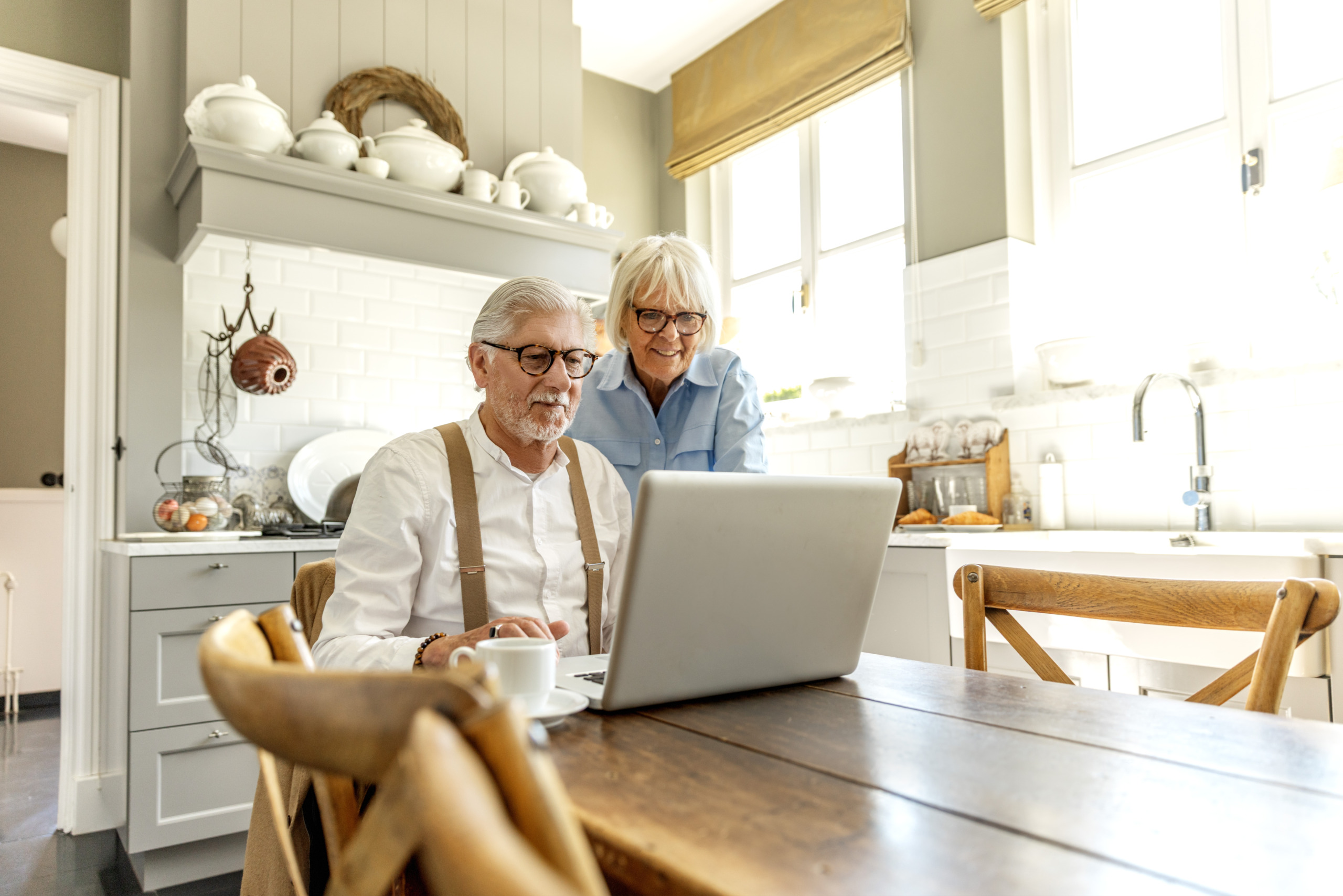 ouder stel aan tafel met computer