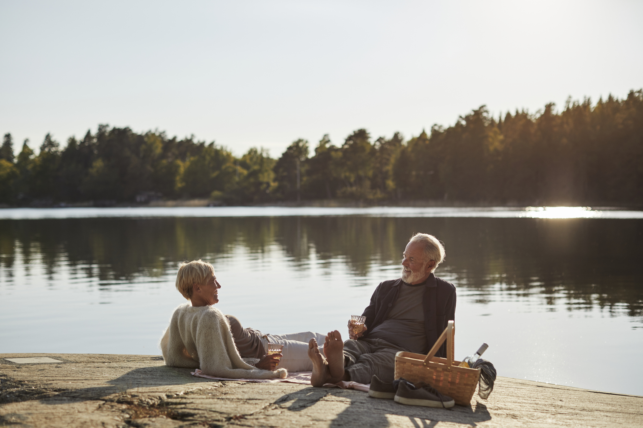 Picknick aan het water met twee partners