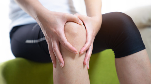 hand op knie met artrose