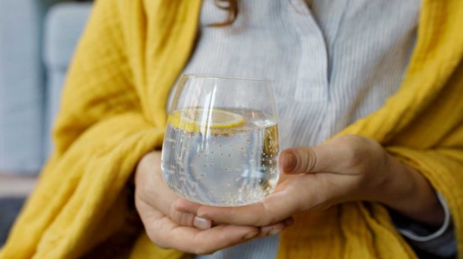 Vrouw met glas bruisend water