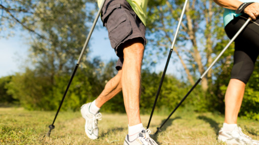 Echtpaar beoefent nordic walking in de natuur