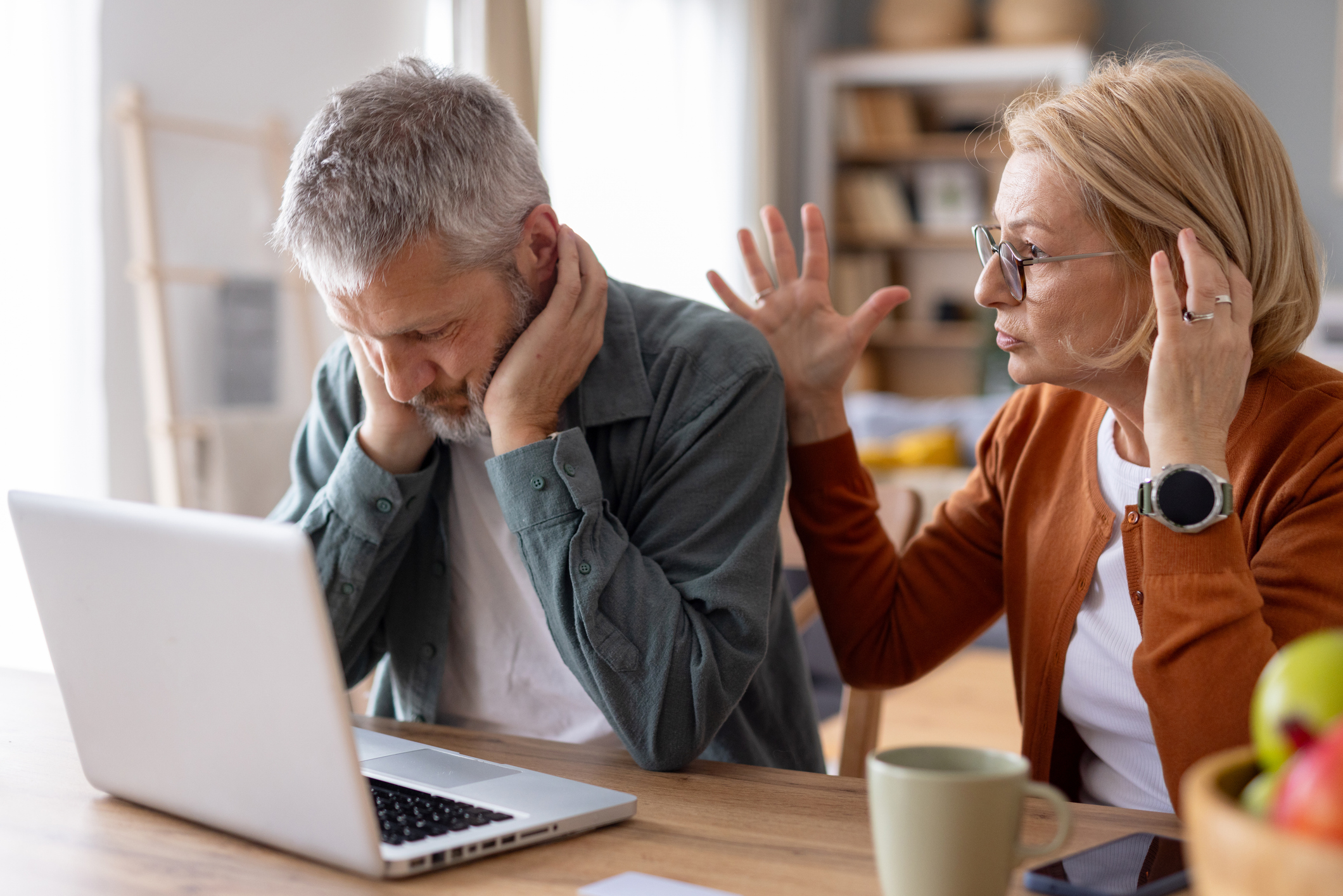 Koppel is vertwijfeld na een online scam