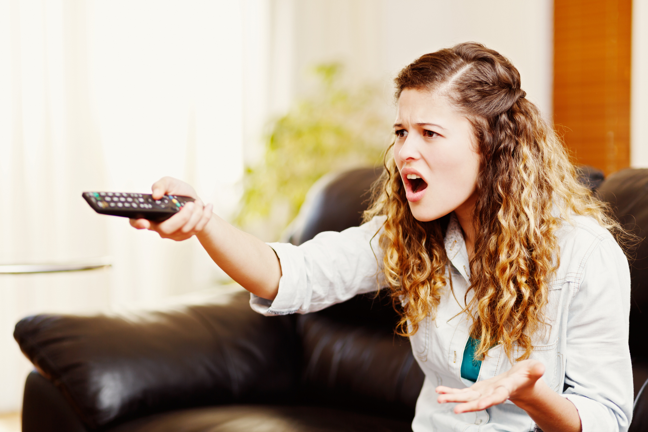 Vrouw is aan het zappen op televisie