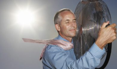 Man zoekt verkoeling bij enorme ventilator