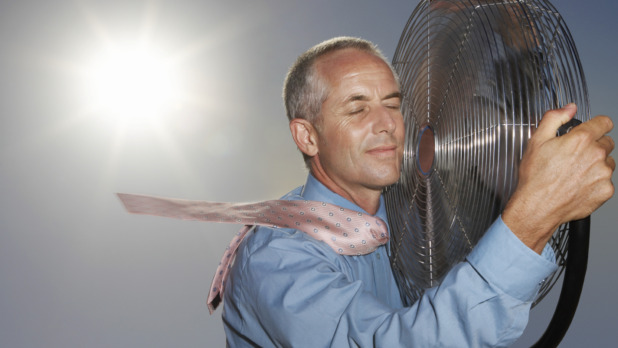Man zoekt verkoeling bij enorme ventilator