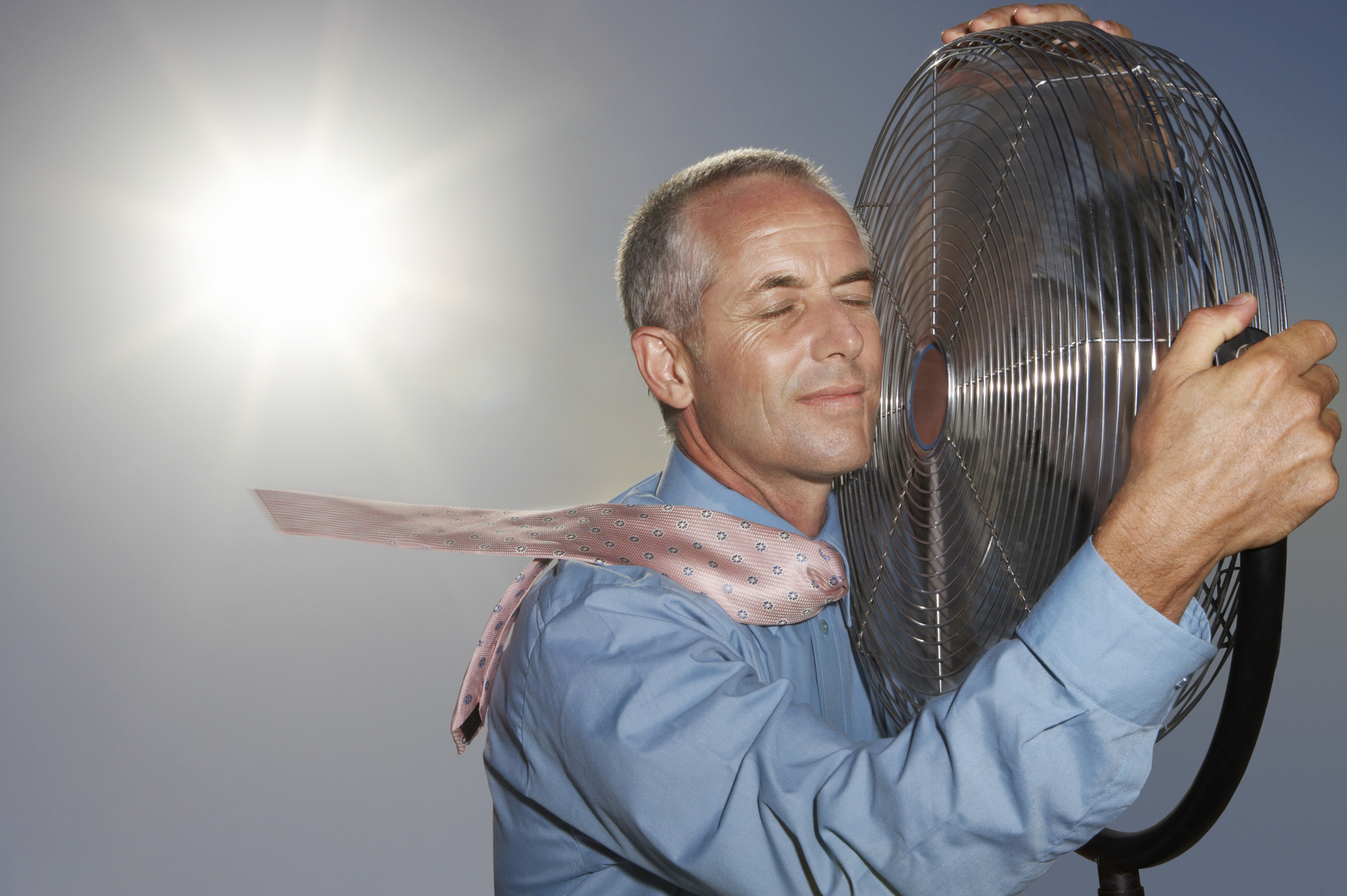 Man zoekt verkoeling bij enorme ventilator