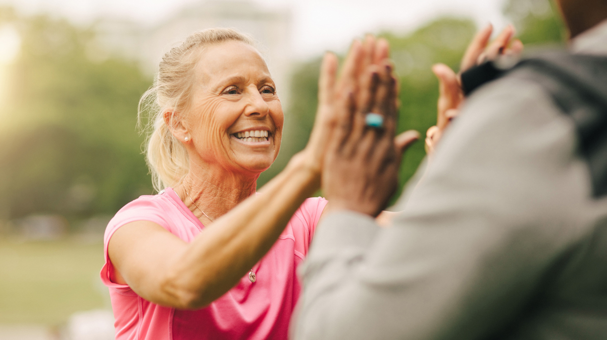 sportieve vrouw geeft high five