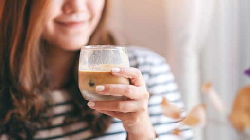 Vrouw aan een kop koffie met eiwitten