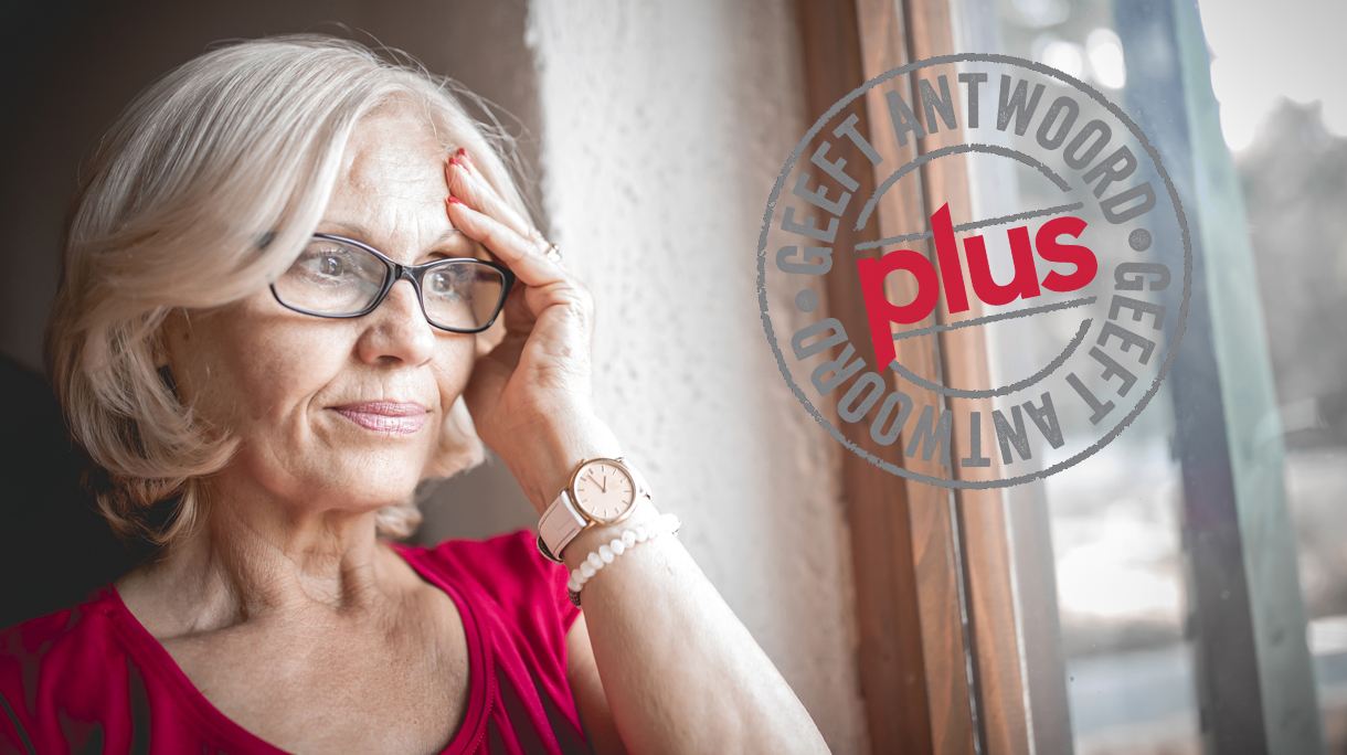 vrouw met dementie kijkt uit raam