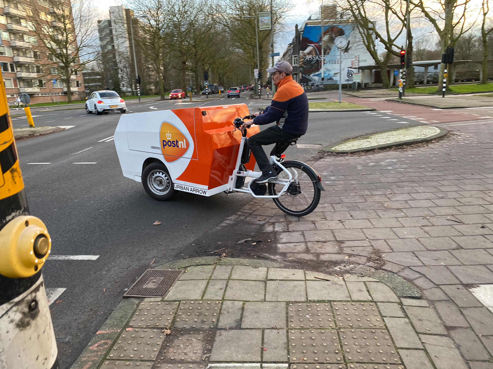 Postbode op de fiets