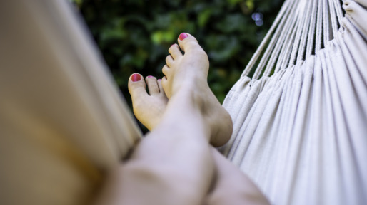 Vrouw met blote voeten in de hangmat
