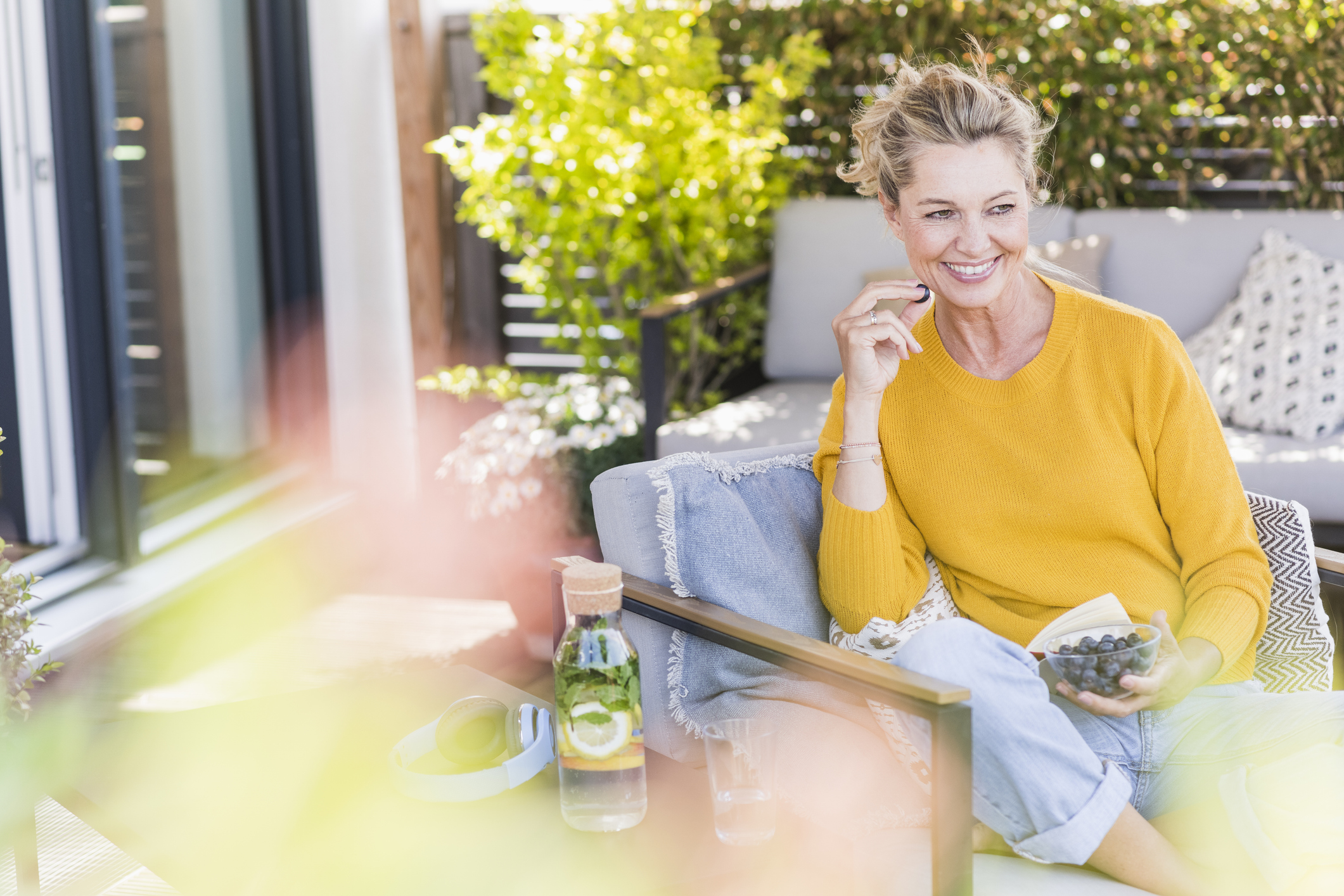 Vrouw eet op terras blauwe bessen