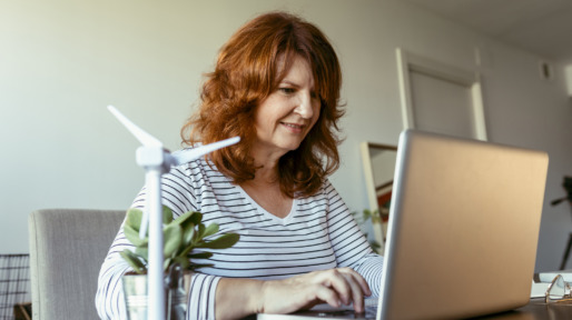Vrouw is bezig met verduurzamen huis