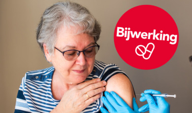 oudere vrouw krijgt gordelroosvaccin