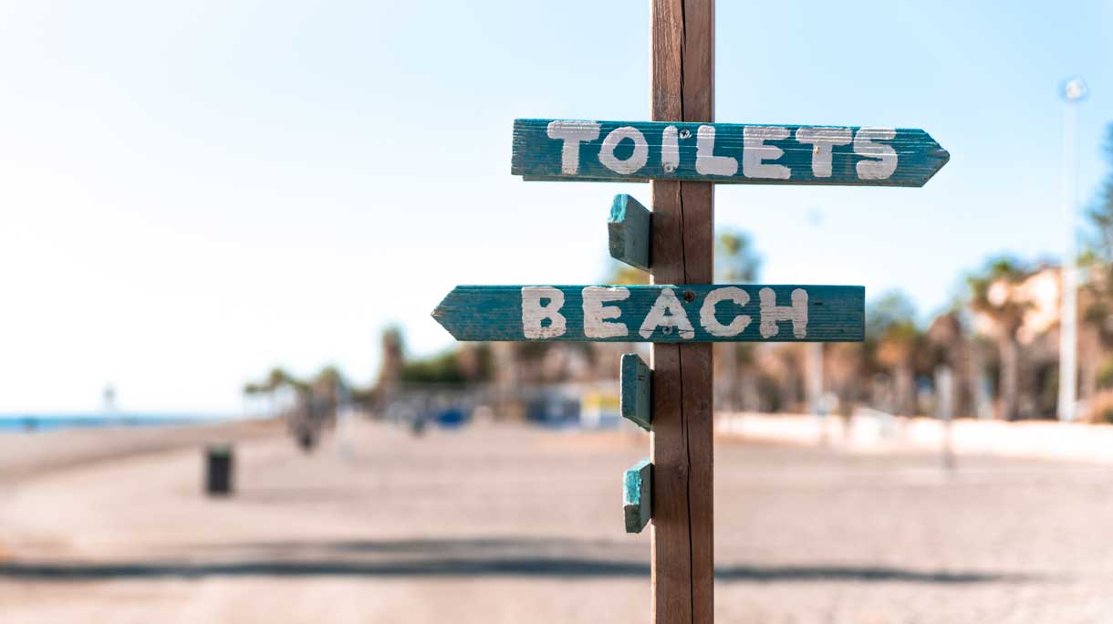 toiletbordje in het engels op strand