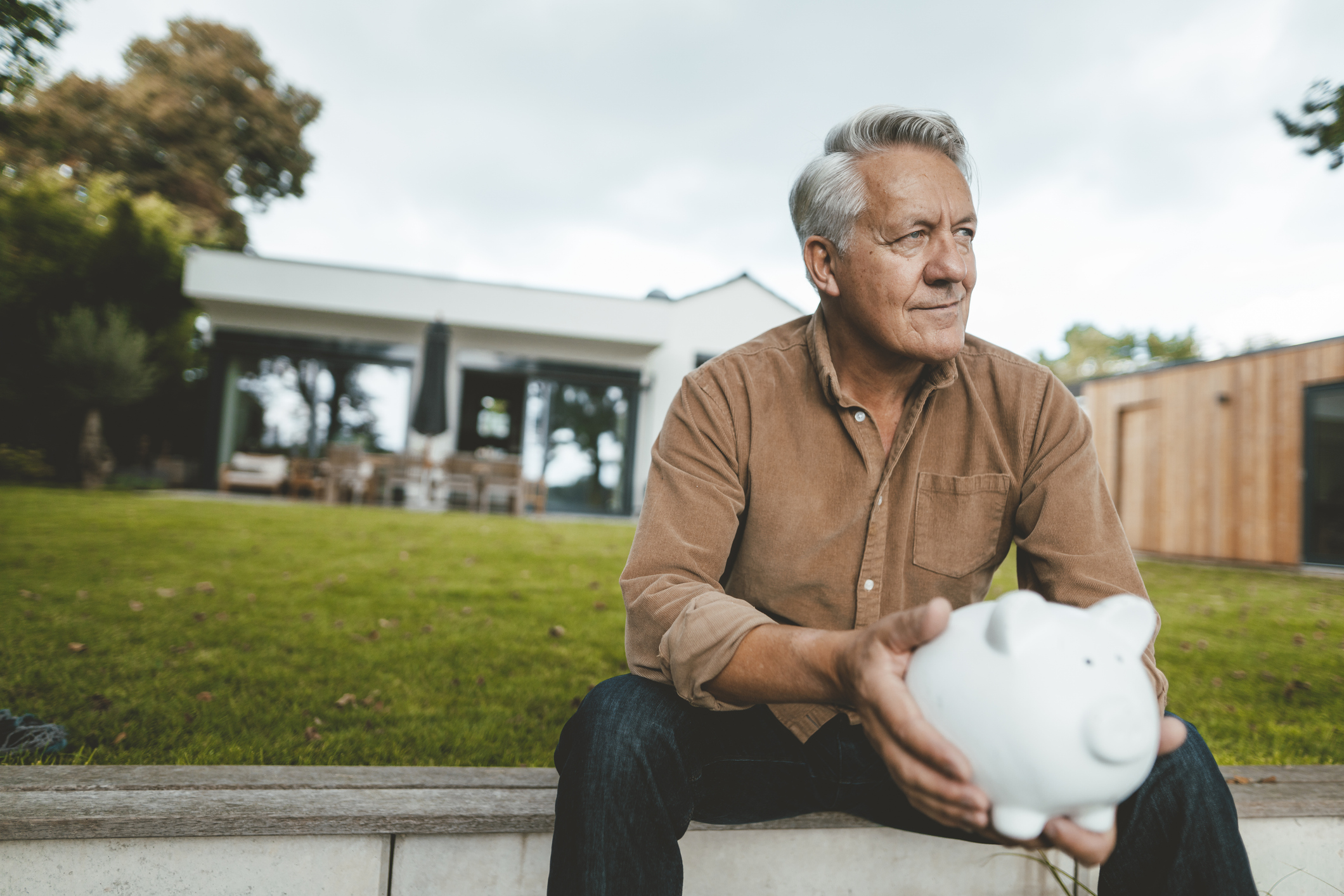 Man met spaarvarken