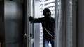 Inbreker forceert de deur en komt woning binnen
