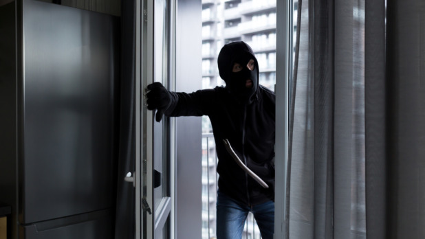 Inbreker forceert de deur en komt woning binnen