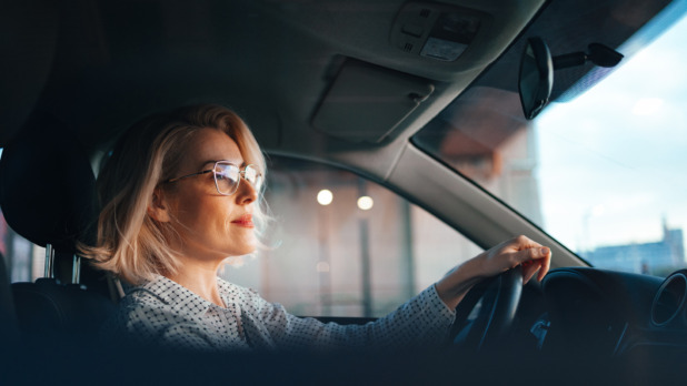 Vrouw bestuurt een auto