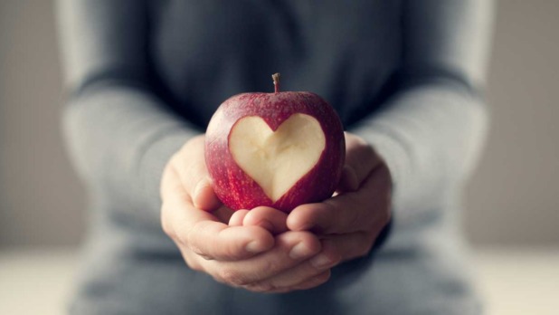 vrouw met appel met hartje