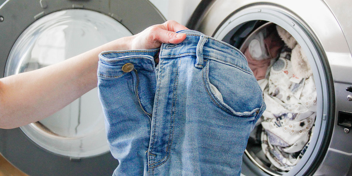 Spijkerbroek gaat in de wasmachine