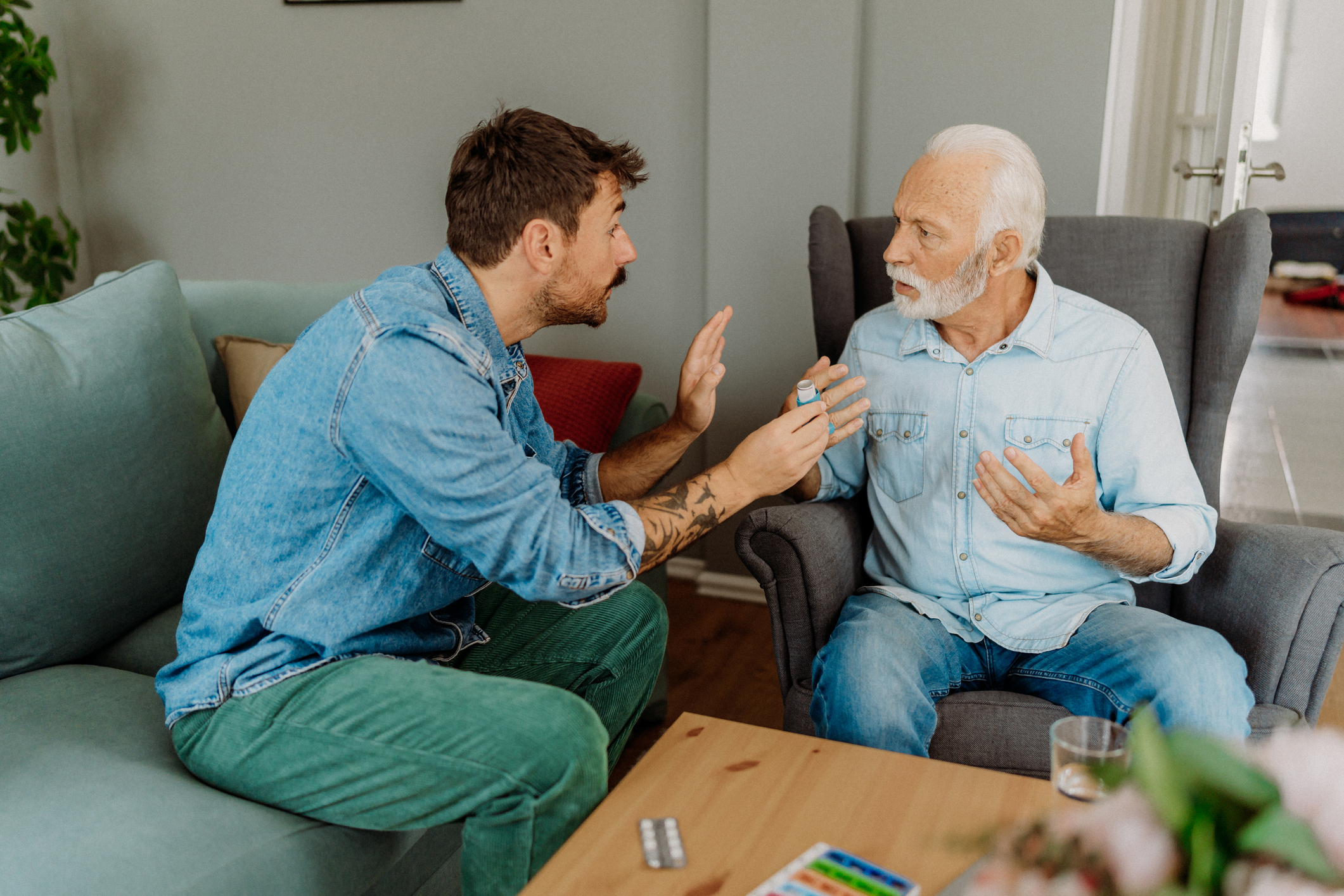 Vader en zoon hebben discussie op de bank