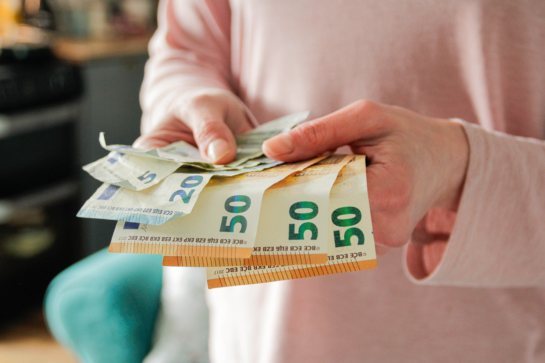 Vrouw met handen vol geldwaaier